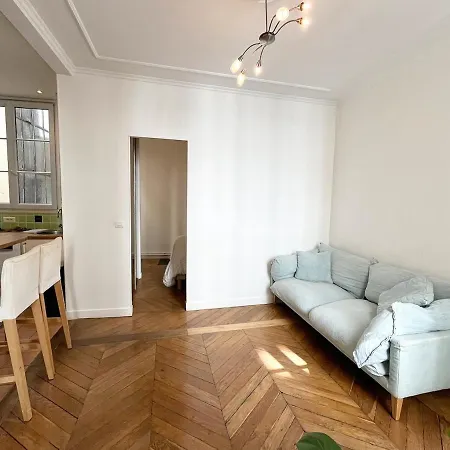 A Cote Du Musee Grevin