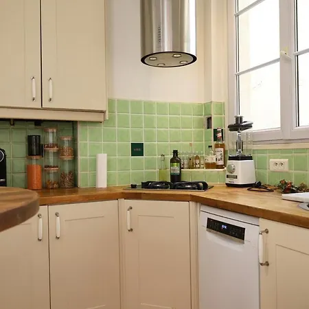 A Cote Du Musee Grevin *