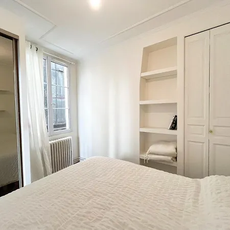 A Cote Du Musee Grevin * Paris