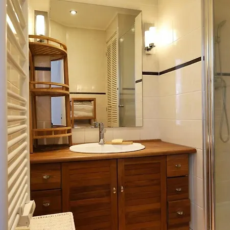 A Cote Du Musee Grevin * Paris