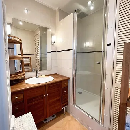 A Cote Du Musee Grevin * Paris